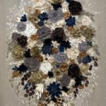 Bouquet - Fleurs en tissu et peinture acrylique sur tenture lin 109 x 161 cm