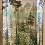 Forêt et brume - Paravent en 3 vantaux 50 x 150 cm - Peinture acrylique sur toile. Ici, le paravent est montré en position debout.